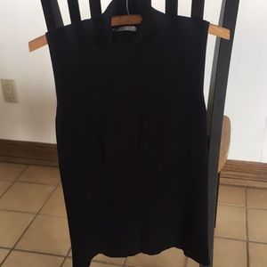 Sleeveless turtle neck